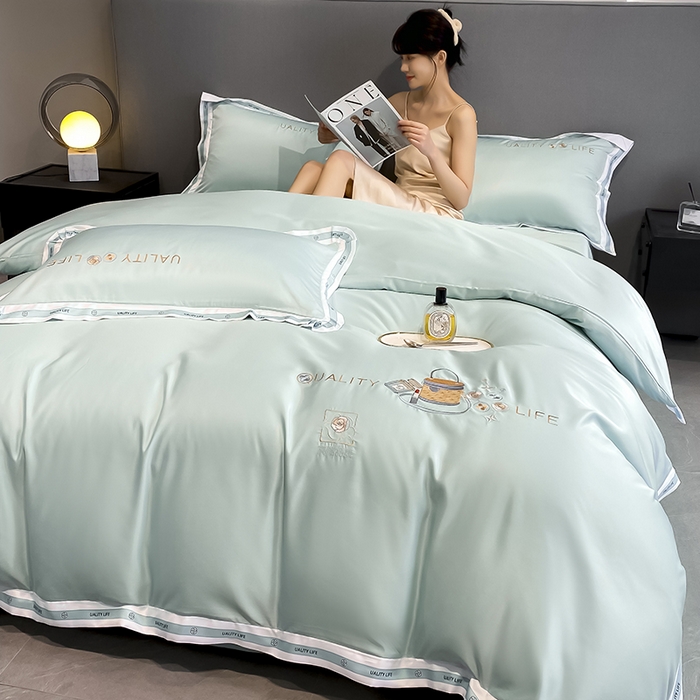 91家纺网 家纺一手货源 找家纺 绒世界 绒世界 2025新款大牌风60S水洗真丝刺绣床笠被套四件套香奈系列 香奈-白茶绿