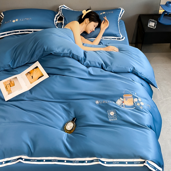 91家纺网 家纺一手货源 找家纺 欧冠家纺 2024新款大牌风60S水洗真丝刺绣床笠被套四件套香奈系列 香奈-宾利蓝