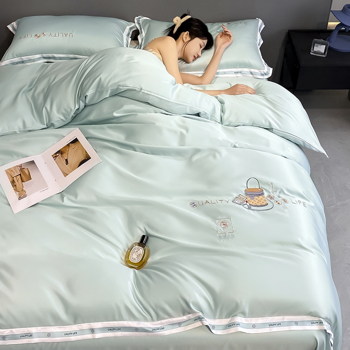 91家纺网 家纺一手货源 找家纺 欧冠家纺 2024新款大牌风60S水洗真丝刺绣床笠被套四件套香奈系列 香奈-白茶绿