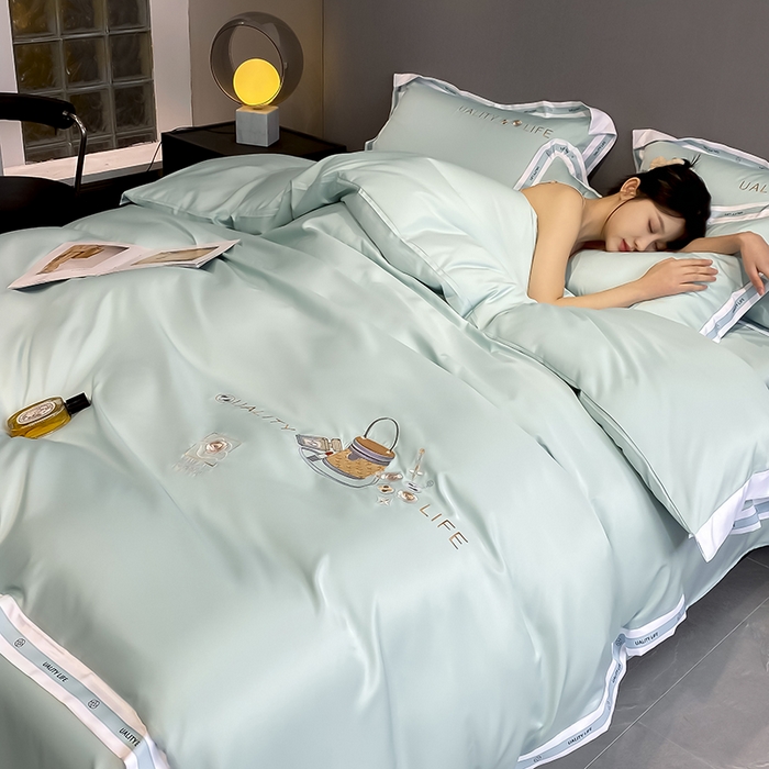 91家纺网 家纺一手货源 找家纺 欧冠家纺 2024新款大牌风60S水洗真丝刺绣床笠被套四件套香奈系列 香奈-白茶绿