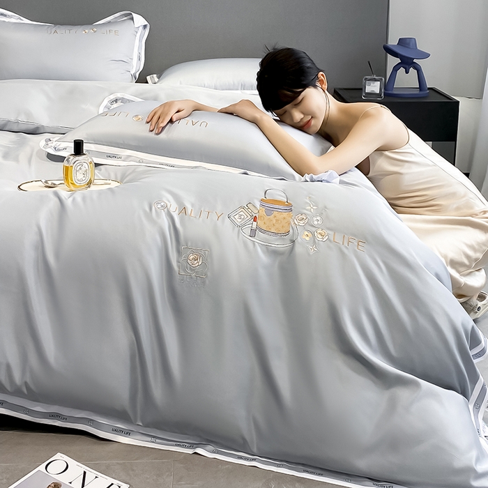 91家纺网 家纺一手货源 找家纺 绒世界 绒世界 2025新款大牌风60S水洗真丝刺绣床笠被套四件套香奈系列 香奈-山灰