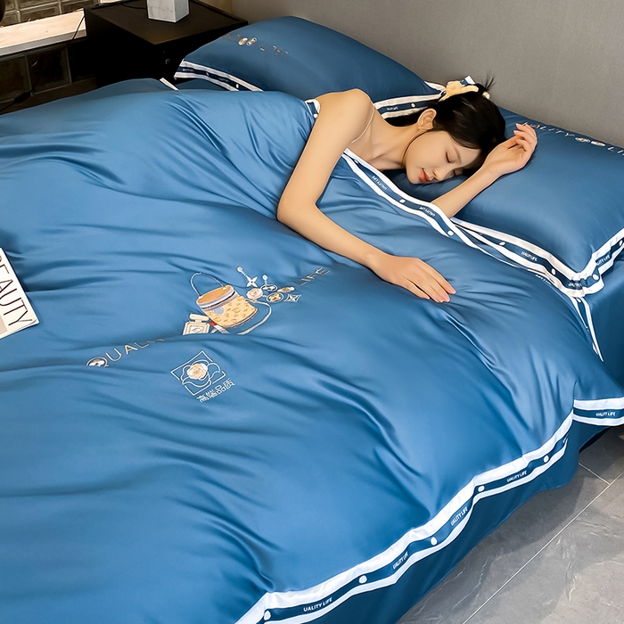 91家纺网 家纺一手货源 找家纺 欧冠家纺 2024新款大牌风60S水洗真丝刺绣床笠被套四件套香奈系列 香奈-宾利蓝