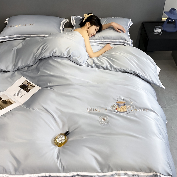 91家纺网 家纺一手货源 找家纺 绒世界 绒世界 2025新款大牌风60S水洗真丝刺绣床笠被套四件套香奈系列 香奈-山灰