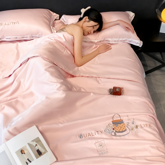 91家纺网 家纺一手货源 找家纺 欧冠家纺 2024新款大牌风水洗真丝绣花床笠被套夏被四件套 路易系列 路易-优雅粉