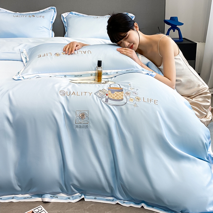 91家纺网 家纺一手货源 找家纺 欧冠家纺 2024新款大牌风60S水洗真丝刺绣床笠被套四件套香奈系列 香奈-风铃蓝