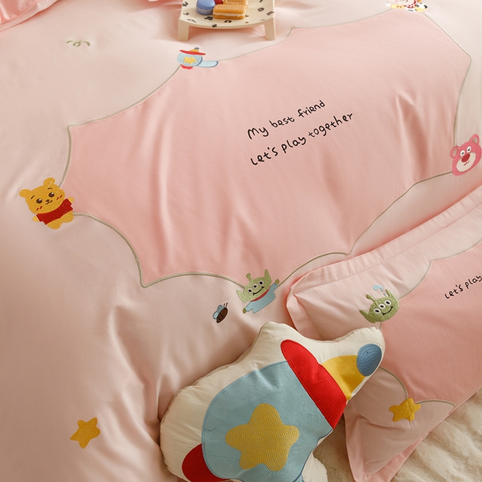 91家纺网 家纺一手货源 找家纺 欧冠家纺 2024新款全棉床笠绣花卡通刺绣四件套巴斯光年系列 巴斯光年-粉玉