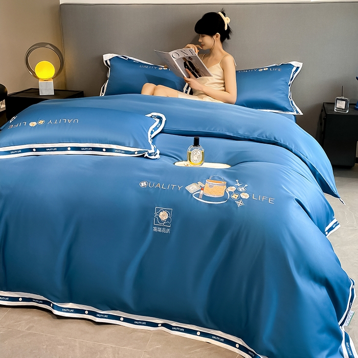 91家纺网 家纺一手货源 找家纺 绒世界 绒世界 2025新款大牌风60S水洗真丝刺绣床笠被套四件套香奈系列 香奈-宾利蓝