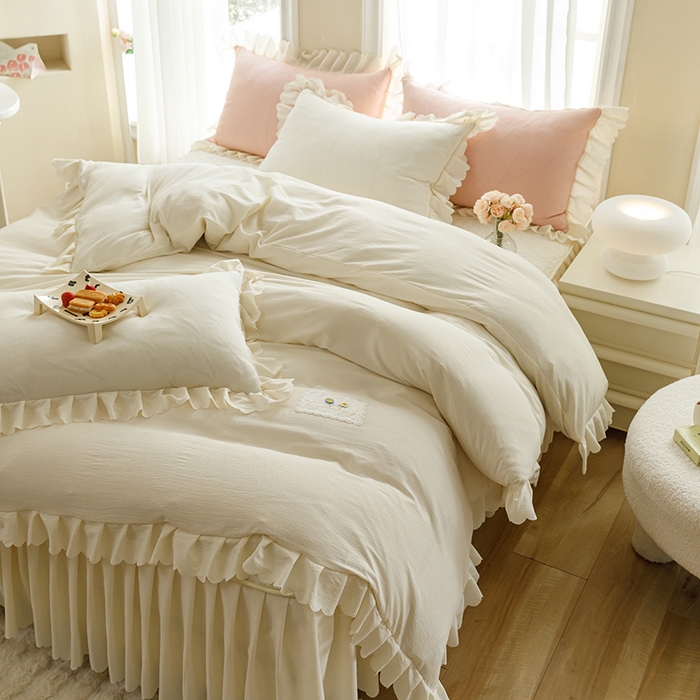 91家纺网 家纺一手货源 找家纺 欧冠家纺 2024新款四季款夹棉泡泡纱床裙床笠被套四件套 米白