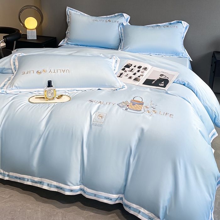 91家纺网 家纺一手货源 找家纺 绒世界 绒世界 2025新款大牌风60S水洗真丝刺绣床笠被套四件套香奈系列 香奈-风铃蓝