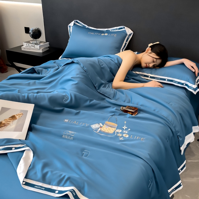 91家纺网 家纺一手货源 找家纺 欧冠家纺 2024新款大牌风水洗真丝绣花床笠被套夏被四件套 路易系列 路易-宾利蓝