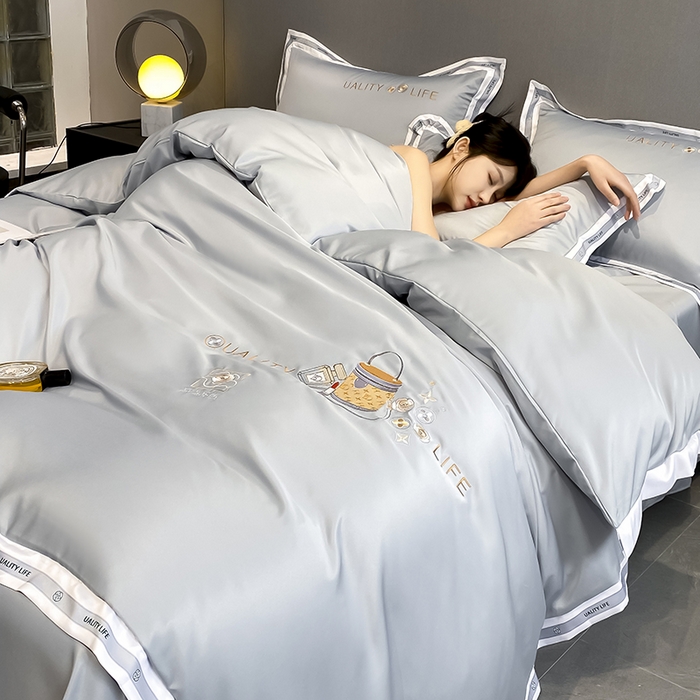 91家纺网 家纺一手货源 找家纺 绒世界 绒世界 2025新款大牌风60S水洗真丝刺绣床笠被套四件套香奈系列 香奈-山灰