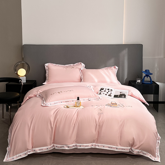 91家纺网 家纺一手货源 找家纺 绒世界 绒世界 2025新款大牌风60S水洗真丝刺绣床笠被套四件套香奈系列 香奈-优雅粉