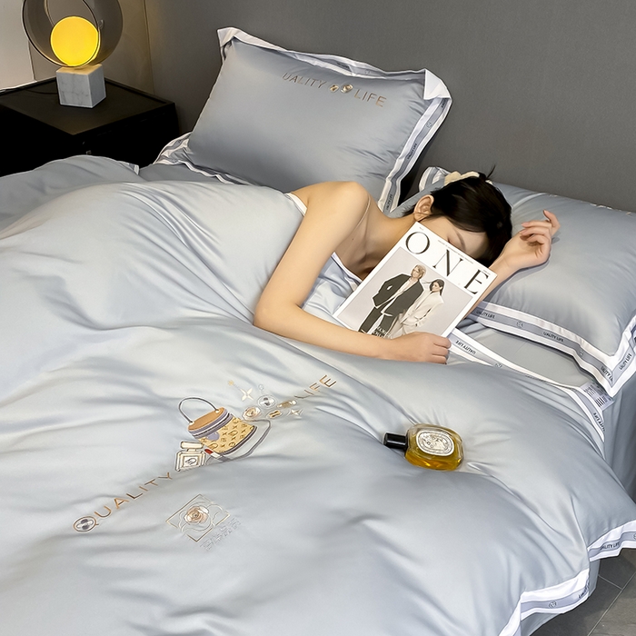 91家纺网 家纺一手货源 找家纺 绒世界 绒世界 2025新款大牌风60S水洗真丝刺绣床笠被套四件套香奈系列 香奈-山灰