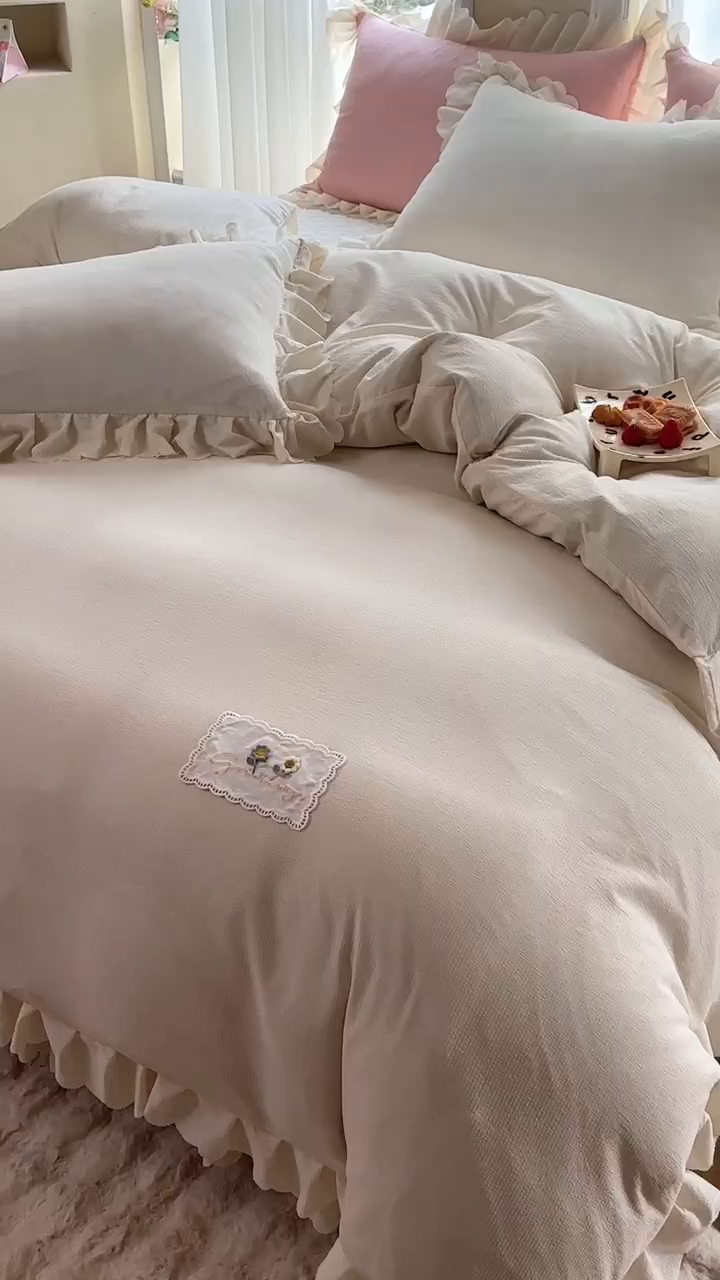 91家纺网 家纺一手货源 找家纺 欧冠家纺 2024新款四季款夹棉泡泡纱床裙床笠被套四件套 米白