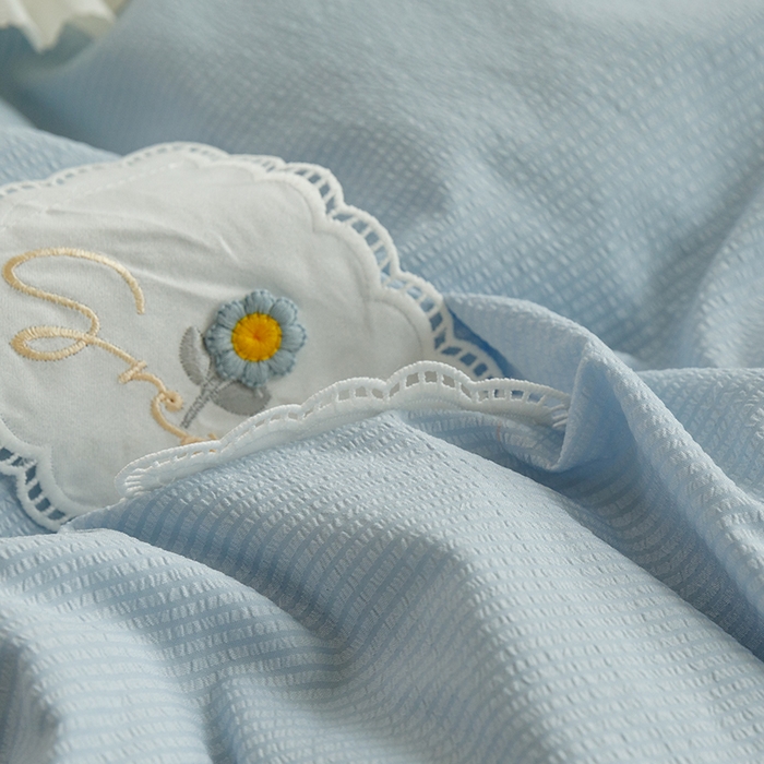 91家纺网 家纺一手货源 找家纺 欧冠家纺 2024新款四季款夹棉泡泡纱床裙床笠被套四件套 慕蓝