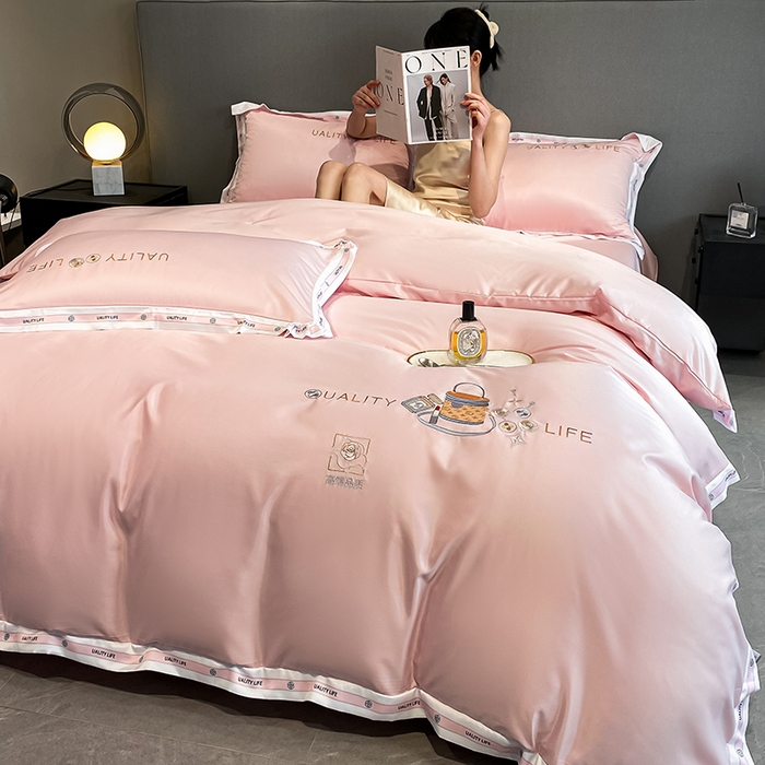 91家纺网 家纺一手货源 找家纺 绒世界 绒世界 2025新款大牌风60S水洗真丝刺绣床笠被套四件套香奈系列 香奈-优雅粉