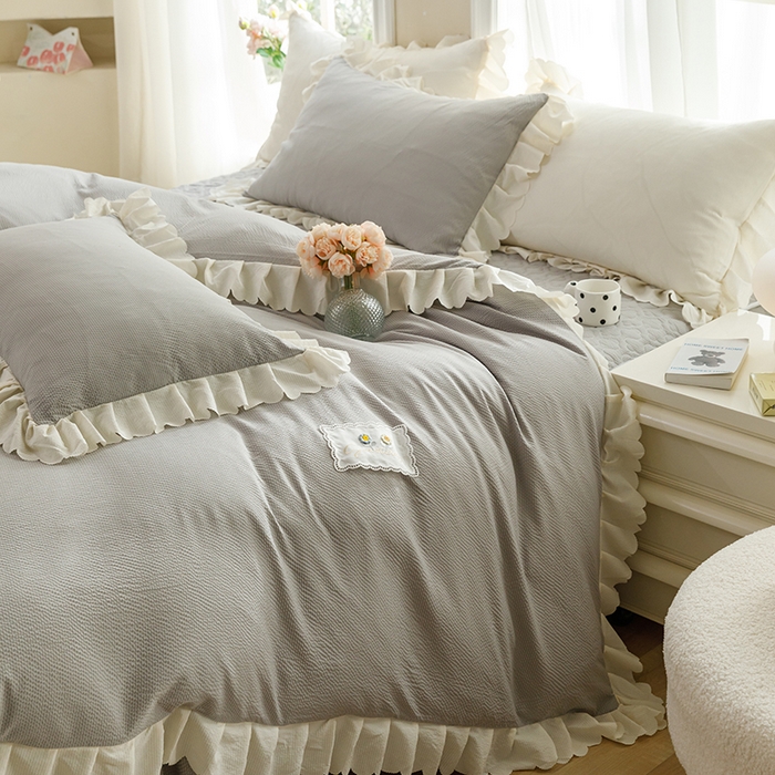 91家纺网 家纺一手货源 找家纺 欧冠家纺 2024新款四季款夹棉泡泡纱床裙床笠被套四件套 浅灰