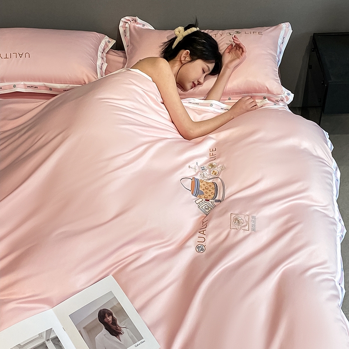 91家纺网 家纺一手货源 找家纺 欧冠家纺 2024新款大牌风60S水洗真丝刺绣床笠被套四件套香奈系列 香奈-优雅粉