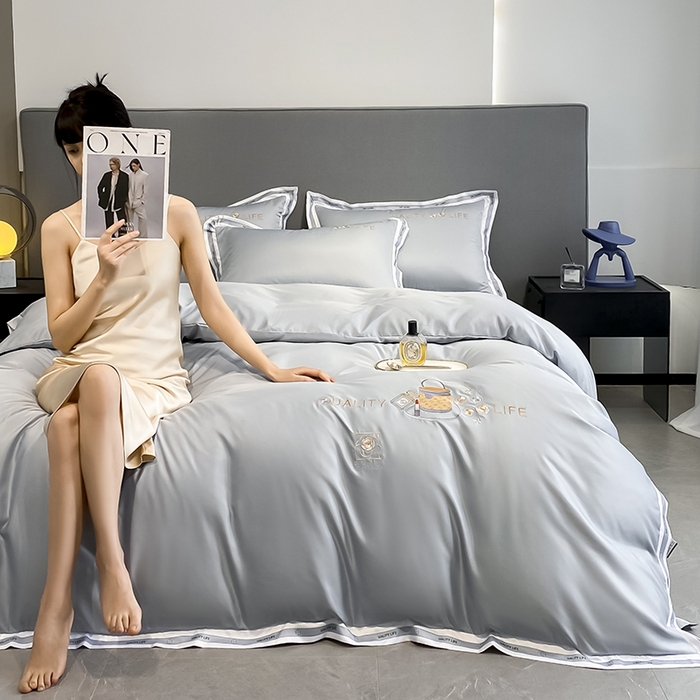 91家纺网 家纺一手货源 找家纺 绒世界 绒世界 2025新款大牌风60S水洗真丝刺绣床笠被套四件套香奈系列 香奈-山灰