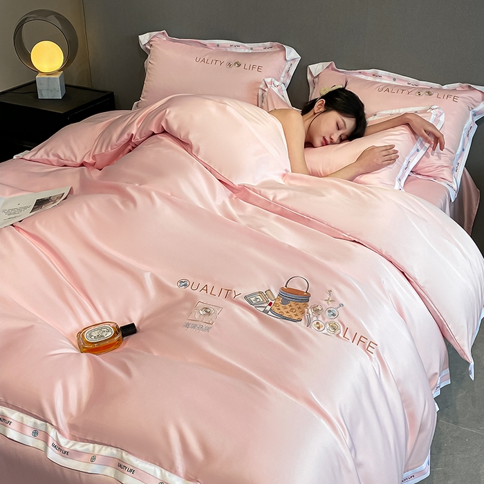 91家纺网 家纺一手货源 找家纺 欧冠家纺 2024新款大牌风60S水洗真丝刺绣床笠被套四件套香奈系列 香奈-优雅粉