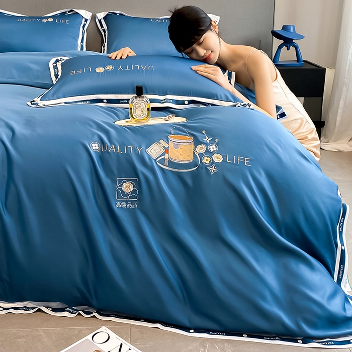 91家纺网 家纺一手货源 找家纺 绒世界 绒世界 2025新款大牌风60S水洗真丝刺绣床笠被套四件套香奈系列 香奈-宾利蓝