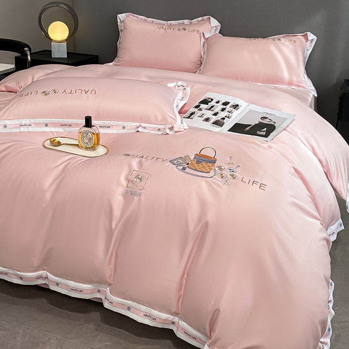 91家纺网 家纺一手货源 找家纺 绒世界 绒世界 2025新款大牌风60S水洗真丝刺绣床笠被套四件套香奈系列 香奈-优雅粉