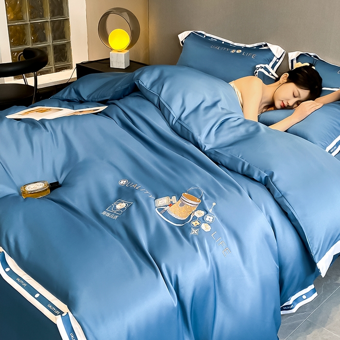 91家纺网 家纺一手货源 找家纺 欧冠家纺 2024新款大牌风60S水洗真丝刺绣床笠被套四件套香奈系列 香奈-宾利蓝