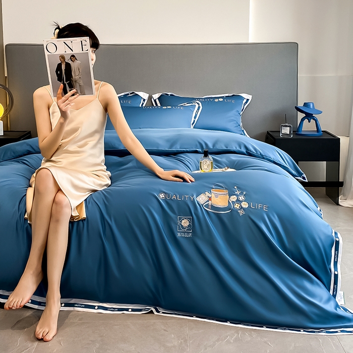 91家纺网 家纺一手货源 找家纺 绒世界 绒世界 2025新款大牌风60S水洗真丝刺绣床笠被套四件套香奈系列 香奈-宾利蓝