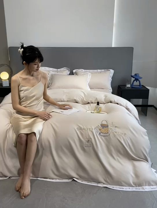 91家纺网 家纺一手货源 找家纺 欧冠家纺 2024新款大牌风60S水洗真丝刺绣床笠被套四件套香奈系列 香奈-香槟