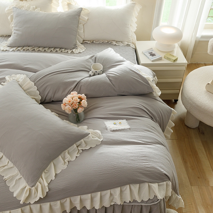 91家纺网 家纺一手货源 找家纺 欧冠家纺 2024新款四季款夹棉泡泡纱床裙床笠被套四件套 浅灰