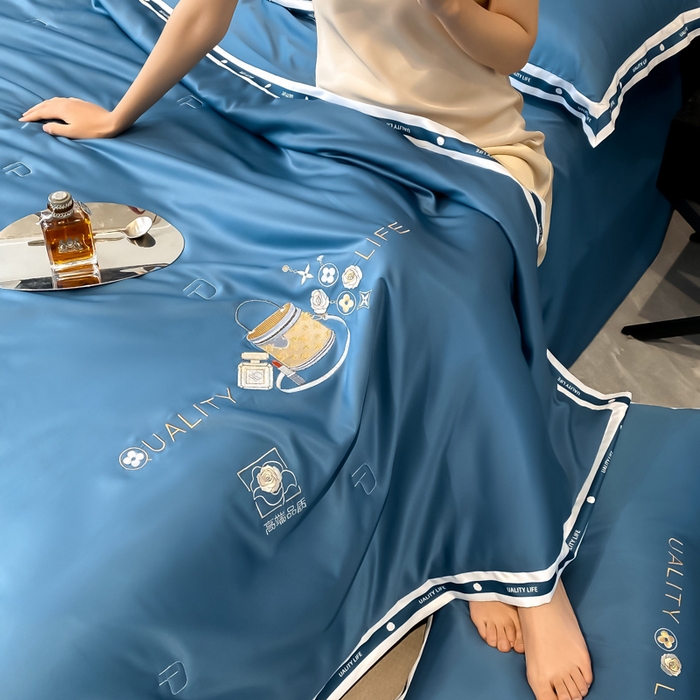 91家纺网 家纺一手货源 找家纺 欧冠家纺 2024新款大牌风水洗真丝绣花床笠被套夏被四件套 路易系列 路易-宾利蓝