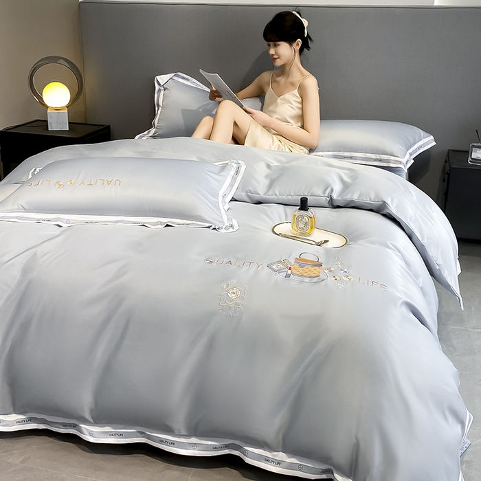 91家纺网 家纺一手货源 找家纺 绒世界 绒世界 2025新款大牌风60S水洗真丝刺绣床笠被套四件套香奈系列 香奈-山灰