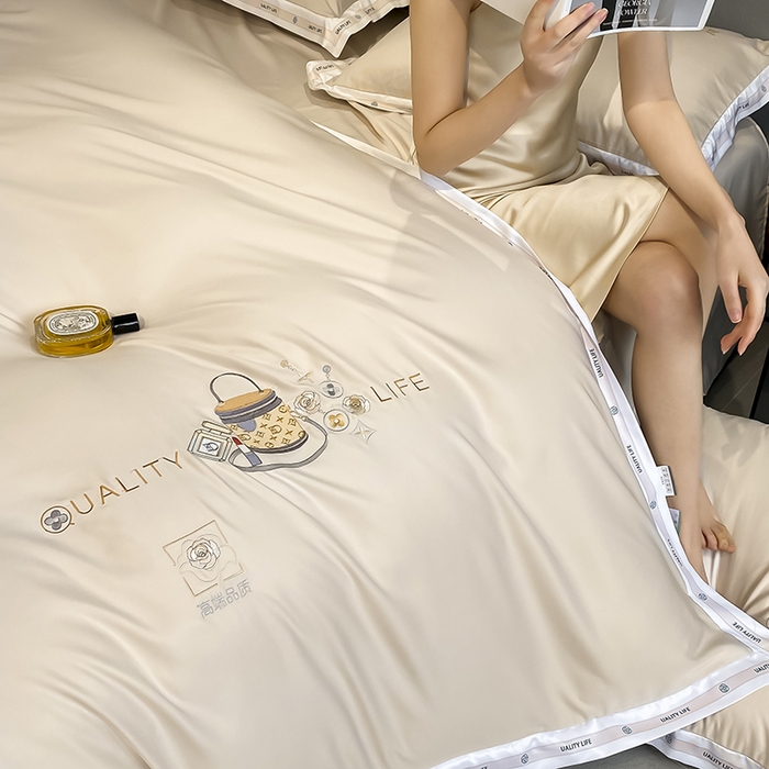 91家纺网 家纺一手货源 找家纺 欧冠家纺 2024新款大牌风60S水洗真丝刺绣床笠被套四件套香奈系列 香奈-香槟