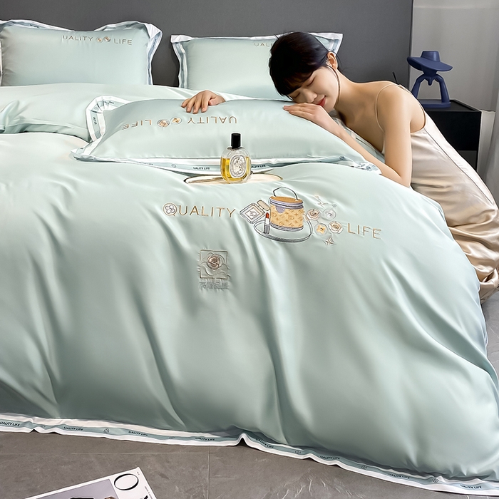 91家纺网 家纺一手货源 找家纺 欧冠家纺 2024新款大牌风60S水洗真丝刺绣床笠被套四件套香奈系列 香奈-白茶绿