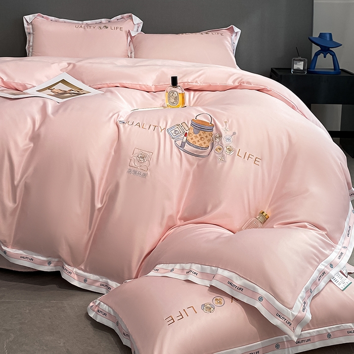 91家纺网 家纺一手货源 找家纺 绒世界 绒世界 2025新款大牌风60S水洗真丝刺绣床笠被套四件套香奈系列 香奈-优雅粉