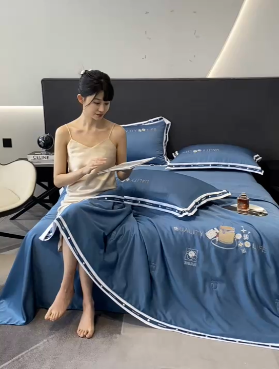 91家纺网 家纺一手货源 找家纺 欧冠家纺 2024新款大牌风水洗真丝绣花床笠被套夏被四件套 路易系列 路易-宾利蓝