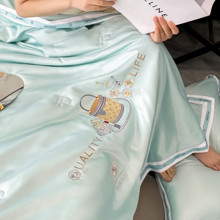 91家纺网 家纺一手货源 找家纺 欧冠家纺 2024新款大牌风水洗真丝绣花床笠被套夏被四件套 路易系列 路易-白茶绿