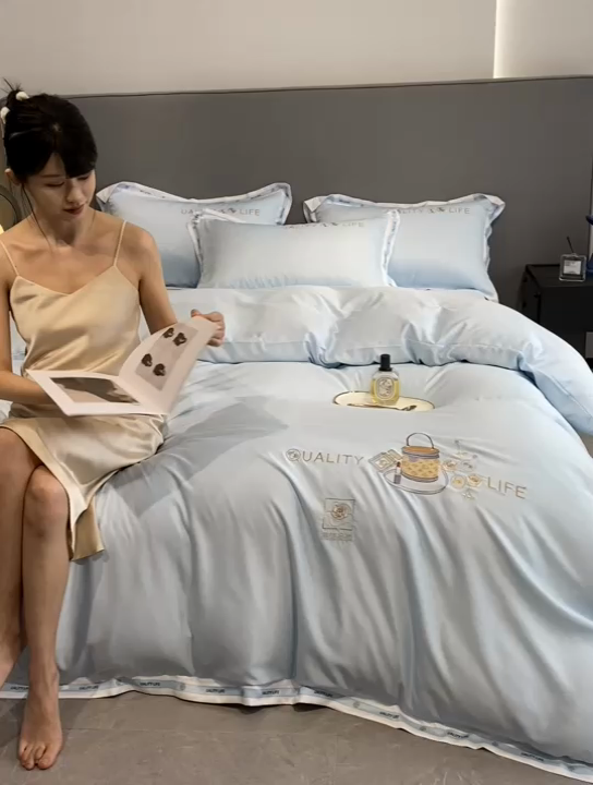 91家纺网 家纺一手货源 找家纺 欧冠家纺 2024新款大牌风60S水洗真丝刺绣床笠被套四件套香奈系列 香奈-风铃蓝