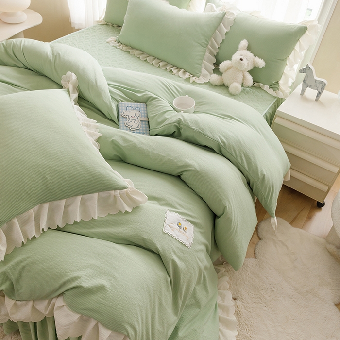 91家纺网 家纺一手货源 找家纺 欧冠家纺 2024新款四季款夹棉泡泡纱床裙床笠被套四件套 豆绿