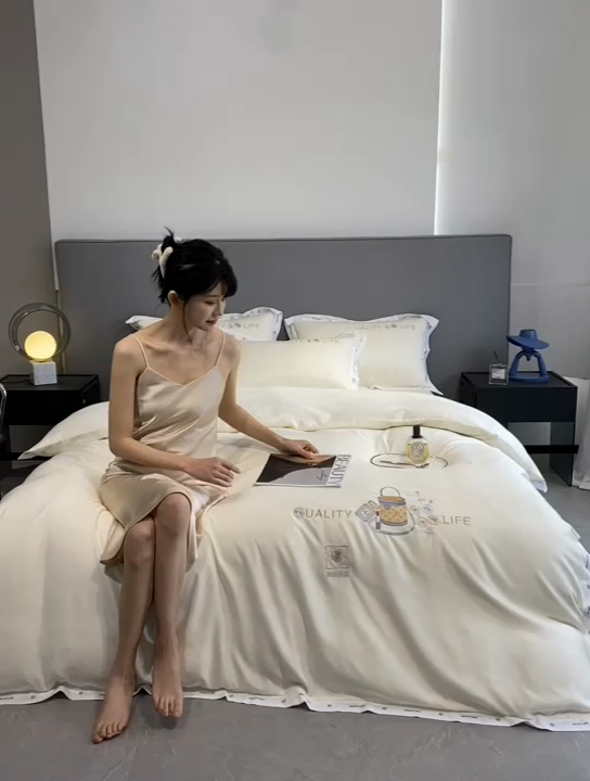 91家纺网 家纺一手货源 找家纺 欧冠家纺 2024新款大牌风60S水洗真丝刺绣床笠被套四件套香奈系列 香奈-月白