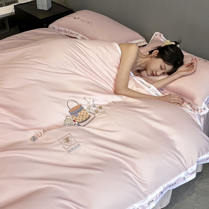 91家纺网 家纺一手货源 找家纺 欧冠家纺 2024新款大牌风60S水洗真丝刺绣床笠被套四件套香奈系列 香奈-优雅粉