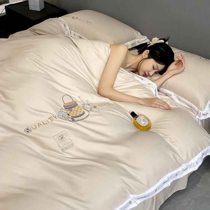 91家纺网 家纺一手货源 找家纺 欧冠家纺 2024新款大牌风60S水洗真丝刺绣床笠被套四件套香奈系列 香奈-香槟