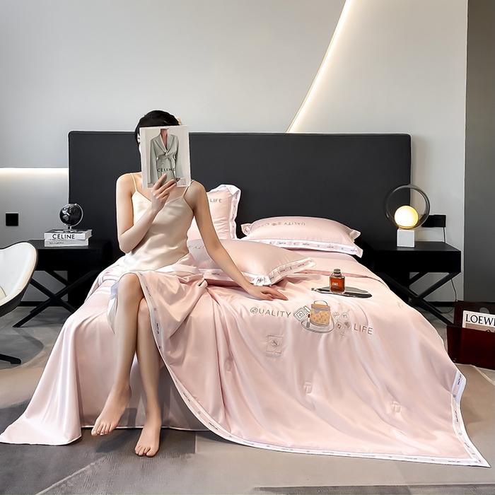 91家纺网 家纺一手货源 找家纺 欧冠家纺 2024新款大牌风水洗真丝绣花床笠被套夏被四件套 路易系列 路易-优雅粉