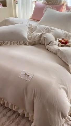 91家纺网 家纺一手货源 找家纺 绒世界 绒世界 2025新款四季款夹棉泡泡纱床裙床笠被套四件套 米白