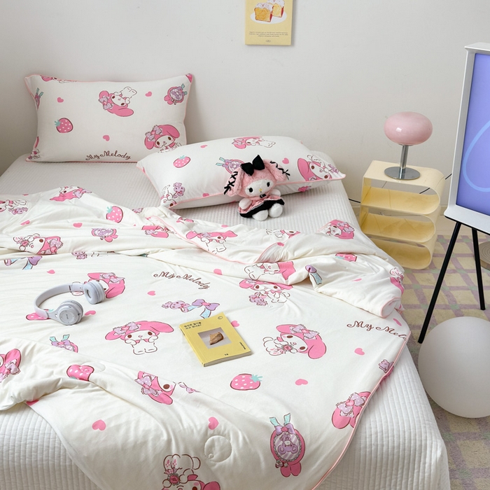 91家纺网 家纺一手货源 找家纺 木堇家居 2024新款三丽欧A类针织棉10%大豆纤维嵌绳款夏被 草莓美乐蒂