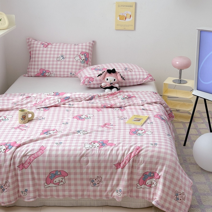 91家纺网 家纺一手货源 找家纺 木堇家居 2024新款三丽欧A类针织棉10%大豆纤维嵌绳款夏被 粉格美乐蒂