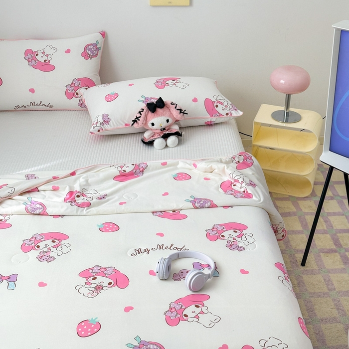 91家纺网 家纺一手货源 找家纺 木堇家居 2024新款三丽欧A类针织棉10%大豆纤维嵌绳款夏被 草莓美乐蒂