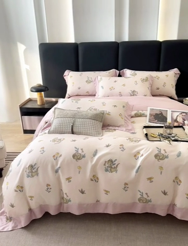 91家纺网 家纺一手货源 找家纺 娇逸家居 2025新款50支莱赛尔数码印花宽边拼角天丝四件套（可搭配同系列夏被和床盖） 乖乖龙