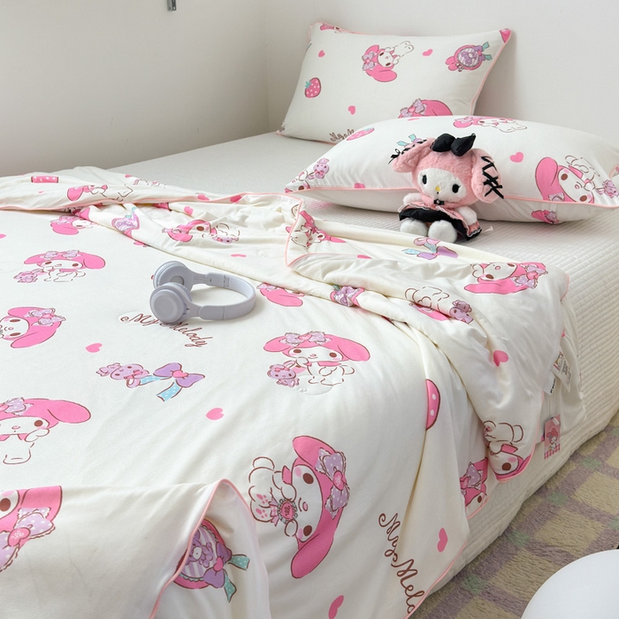 91家纺网 家纺一手货源 找家纺 木堇家居 2024新款三丽欧A类针织棉10%大豆纤维嵌绳款夏被 草莓美乐蒂