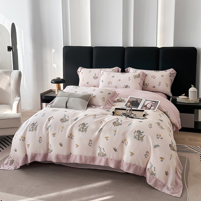 91家纺网 家纺一手货源 找家纺 娇逸家居 2025新款50支莱赛尔数码印花宽边拼角天丝四件套（可搭配同系列夏被和床盖） 乖乖龙